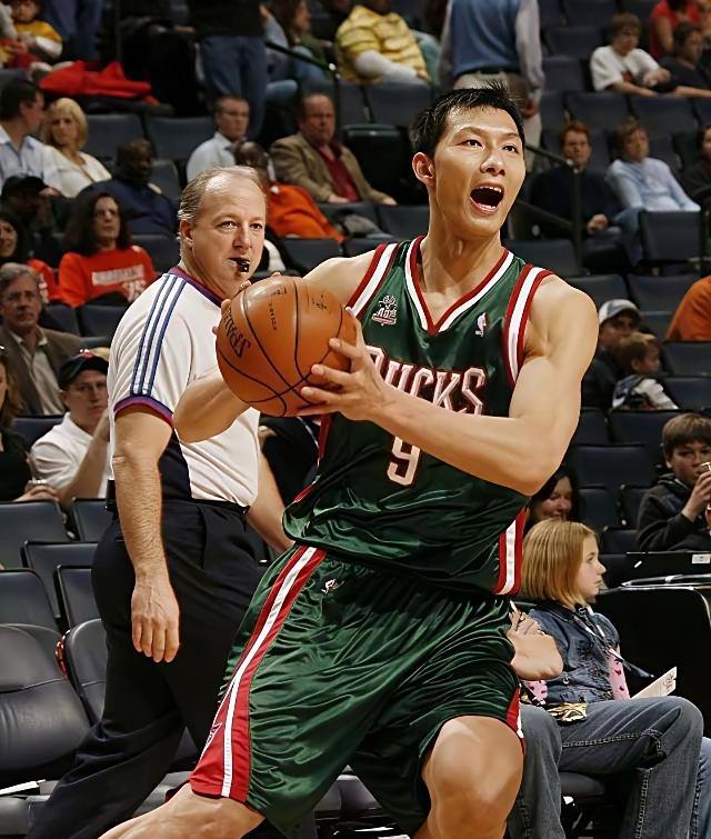 为啥雄鹿一年后就不要易建联了？
花那么大代价搞来的，数据也还可以。
当时的联盟，