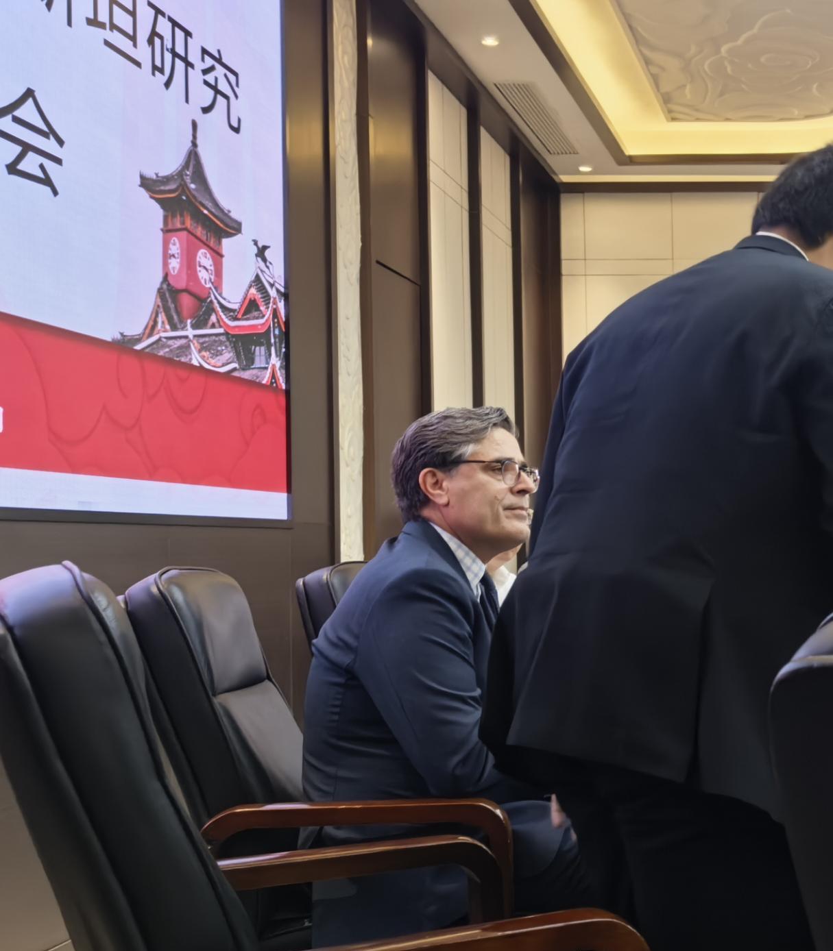 驻华大使哈什米在四川大学举行的巴基斯坦研究会议上透露，他在中国各地旅行，与中国普