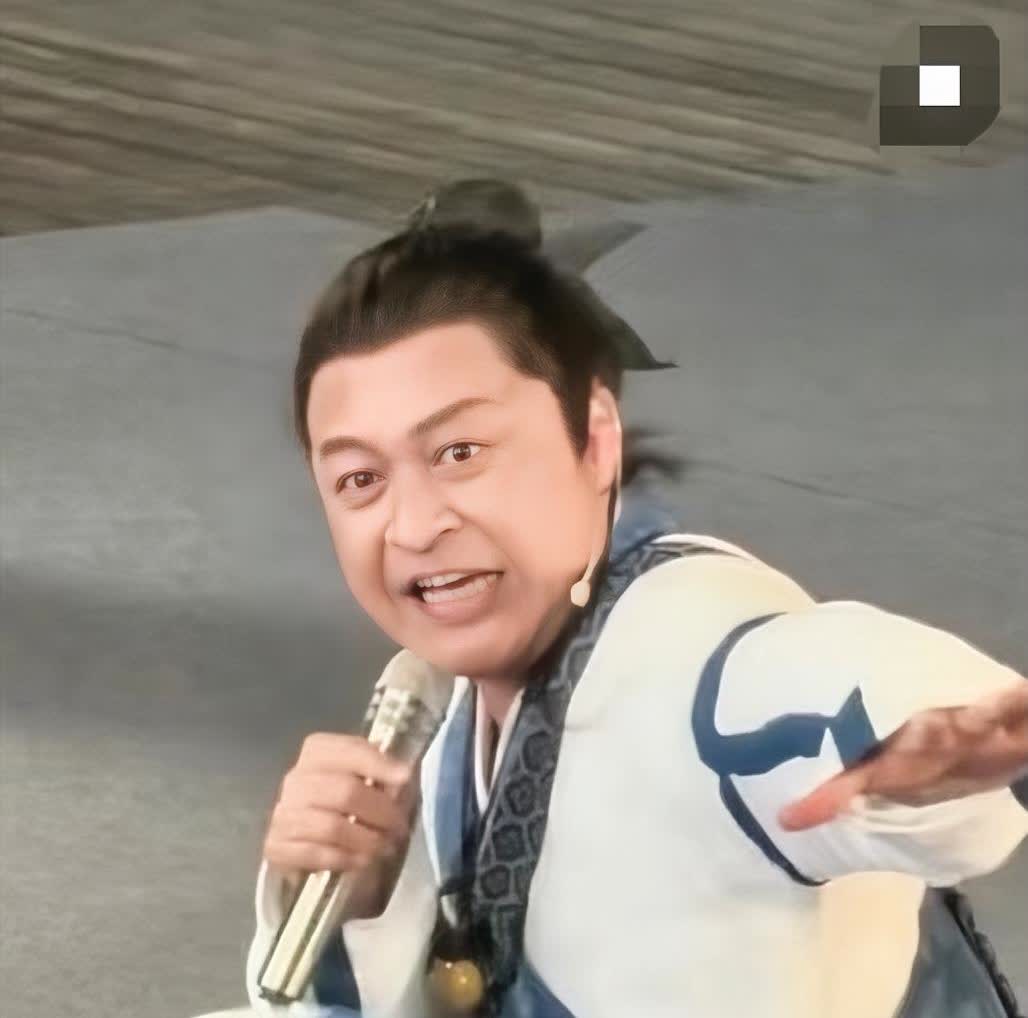 按道理说，马景涛也算狠狠红过的人，
也没听说他有投资失败或者坏习惯，
这么缺