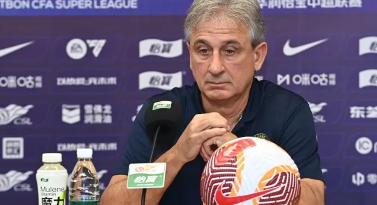 换成国内裁判执法，效果立竿见影，那支强大的海港队又回来了！争冠路上他们领先了整整