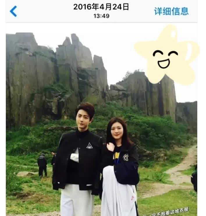 肖战恐怕坐不住了，
网友晒出9年前的合照，
万万没想到，肖战年轻时竟然是一个