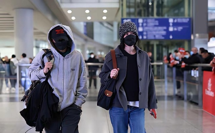 谢霆锋对王菲的爱，到底是图什么？
你敢说谢霆锋对王菲爱的死心塌地？你敢说谢霆锋的