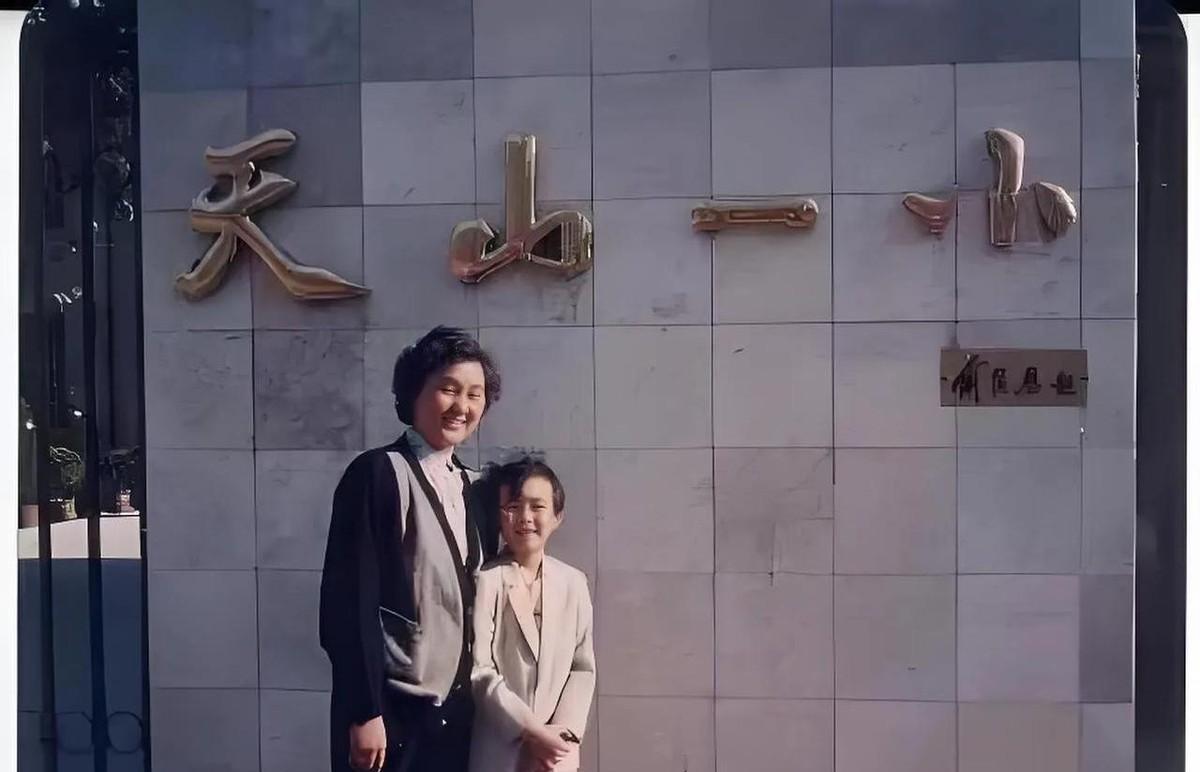 翻到一张1991年的老照片，六岁的方大同紧紧依偎在母亲怀里，夏威夷的阳光把他晒得