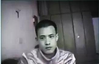 不知道他如今在哪
那一年，他随大哥来武汉做钢材生意
那一年，我们在ROM酒吧邂逅