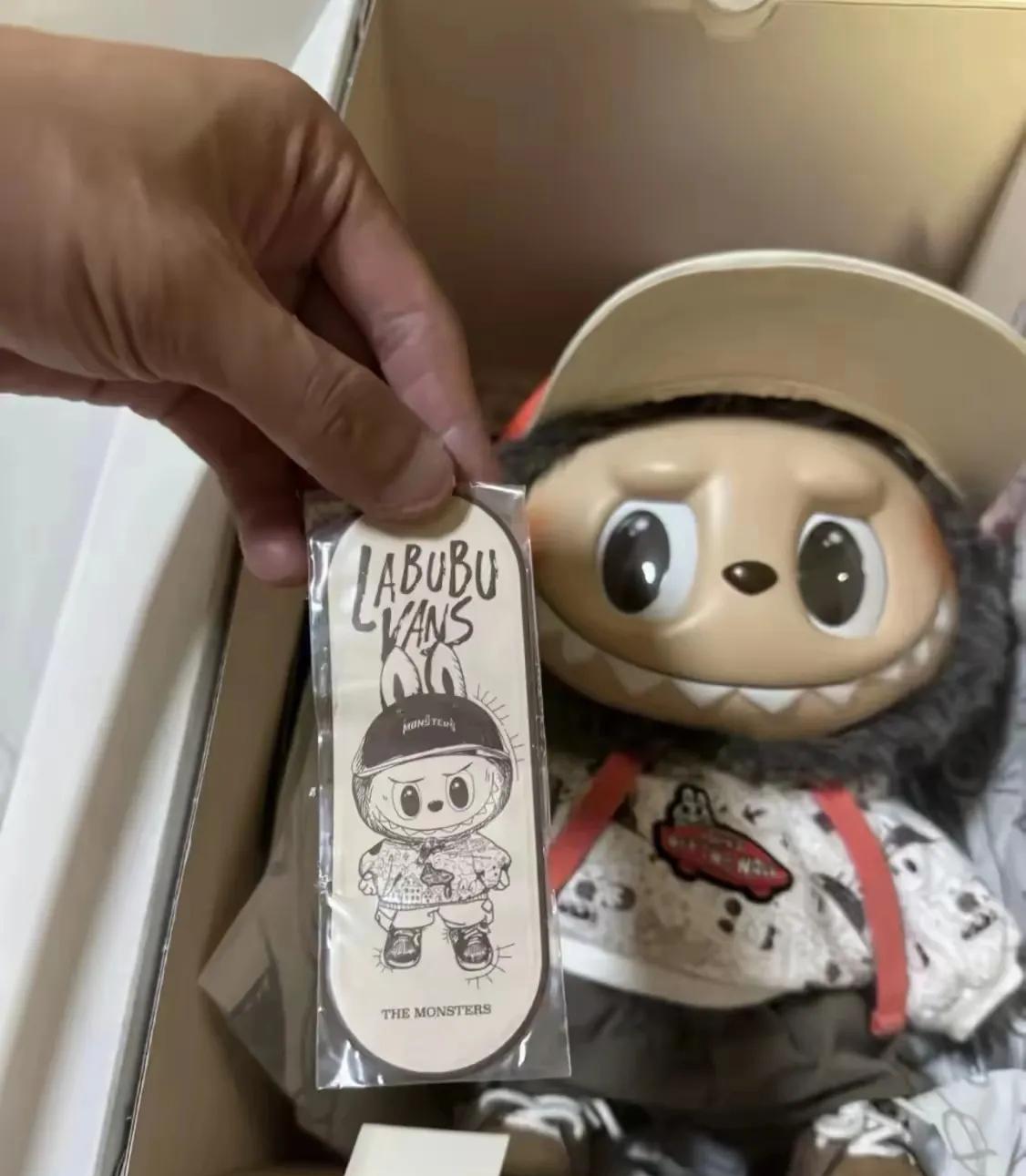 这个泡泡玛特小玩偶，网上二手价涨到两三万！  这真是让人难以置信的惊喜！


