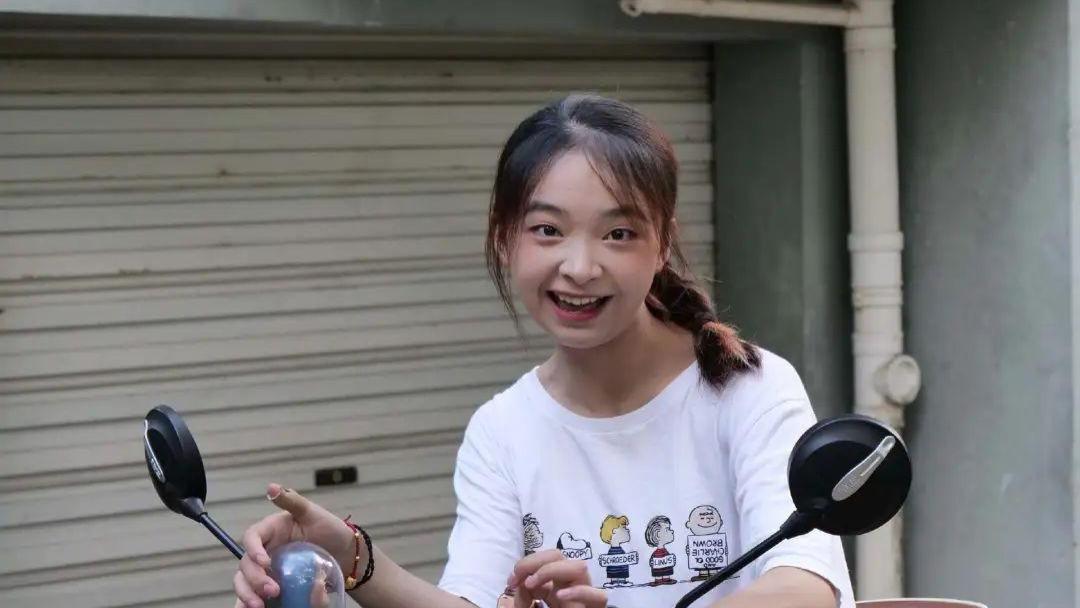 越怂越火，95后女生靠社恐人设全网吸粉660万