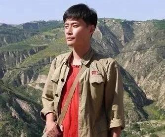 1973年，知青刘朝旭被推荐上大学，临走时去找队长告别。没想到，在他家窗前，听到