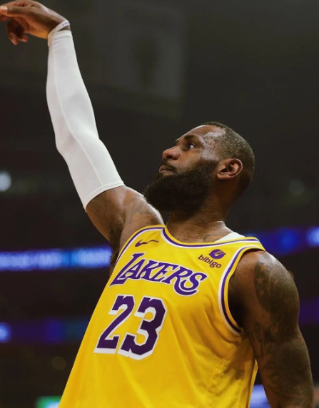 湖人想要夺冠，应该得按这个思路来。
湖人的外线防守肯定不会是湖人的防守核心，这种