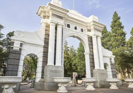 2020年，广东老曹家的儿子，被清华大学录取。村民都非常高兴地来到他家祝贺，然而