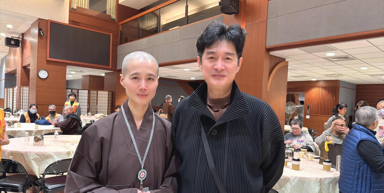 ‘不是一家人，不进一家门’，我们全家信佛，两个妹妹都先后剃度出家了（图一、图二）