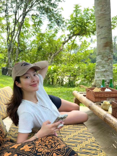 杨采钰的松弛感美照，超可以的，喜欢吗？