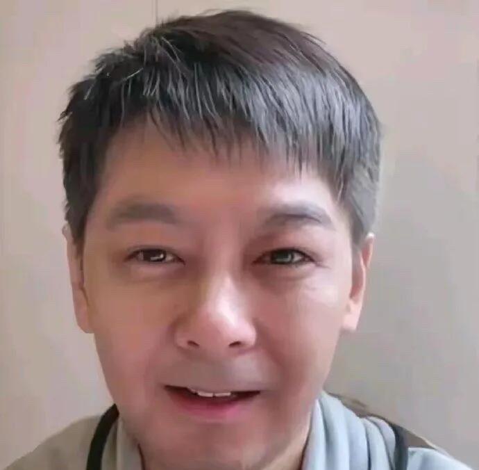 天呐！他的颜值怎么呈现了这么大幅度大下降了，以前可是标准的美男，现在看起来就像白