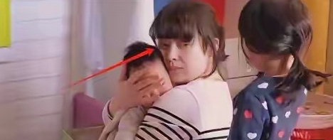 朱丹重男轻女被骂上热搜，但有谁还记得当初梅婷重男轻女的这个眼神。
 
朱丹这次算