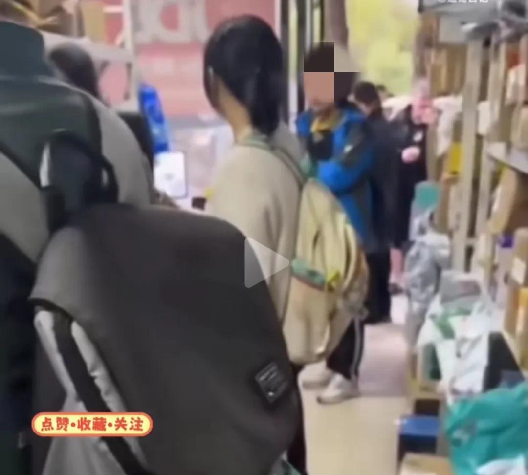     女子到驿站取快递，驿站人多货又多，女子晃了几圈还没找到，工作人员主动询问