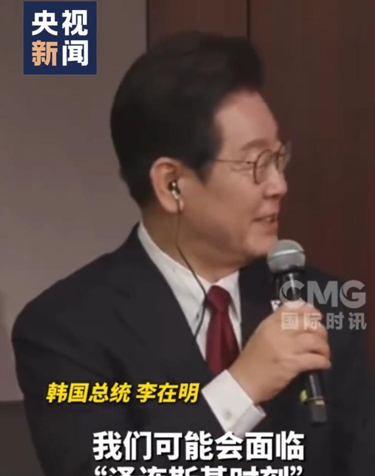 李在明虽然从美国回来了，但依然还在不停地赞美美国总统，俗称拍马屁。提到自己访美的