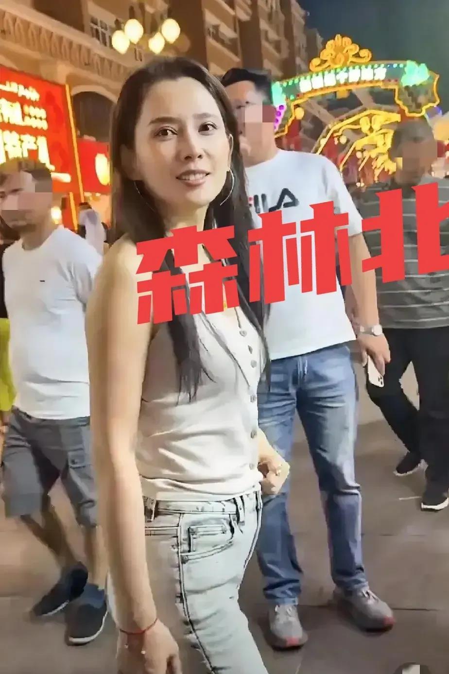 这才是真实的森林北，大家不要被美颜给骗了，这是网友在街上拍到的。
素面朝天的森林