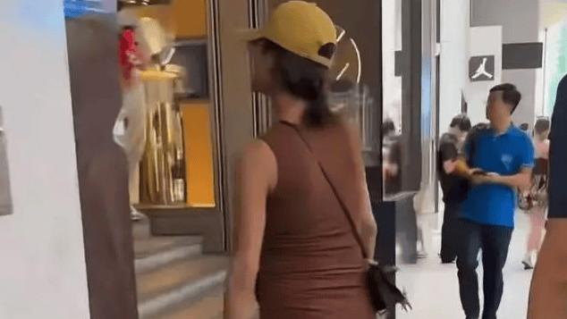 杨采钰孕味十足，“准爸爸” 贴心陪逛，网友：这是去香港生娃？