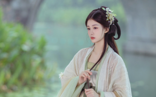 公主出游带回来一个庶民，满嘴的胡言乱语，她却失了心智，要与我退婚让他做驸马