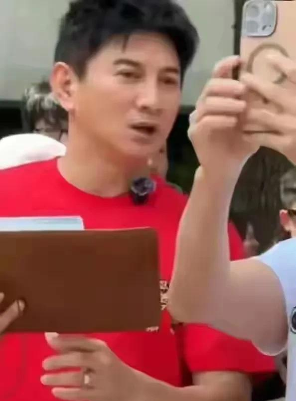 吴奇隆引热议，54岁＂四爷＂现身街头被偶遇，休闲装惹人非议！