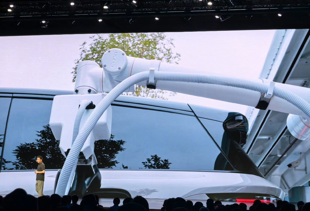 李想:  自动充电来了！

就在刚才，李想在发布会上给大家介绍了一个新玩意儿，这