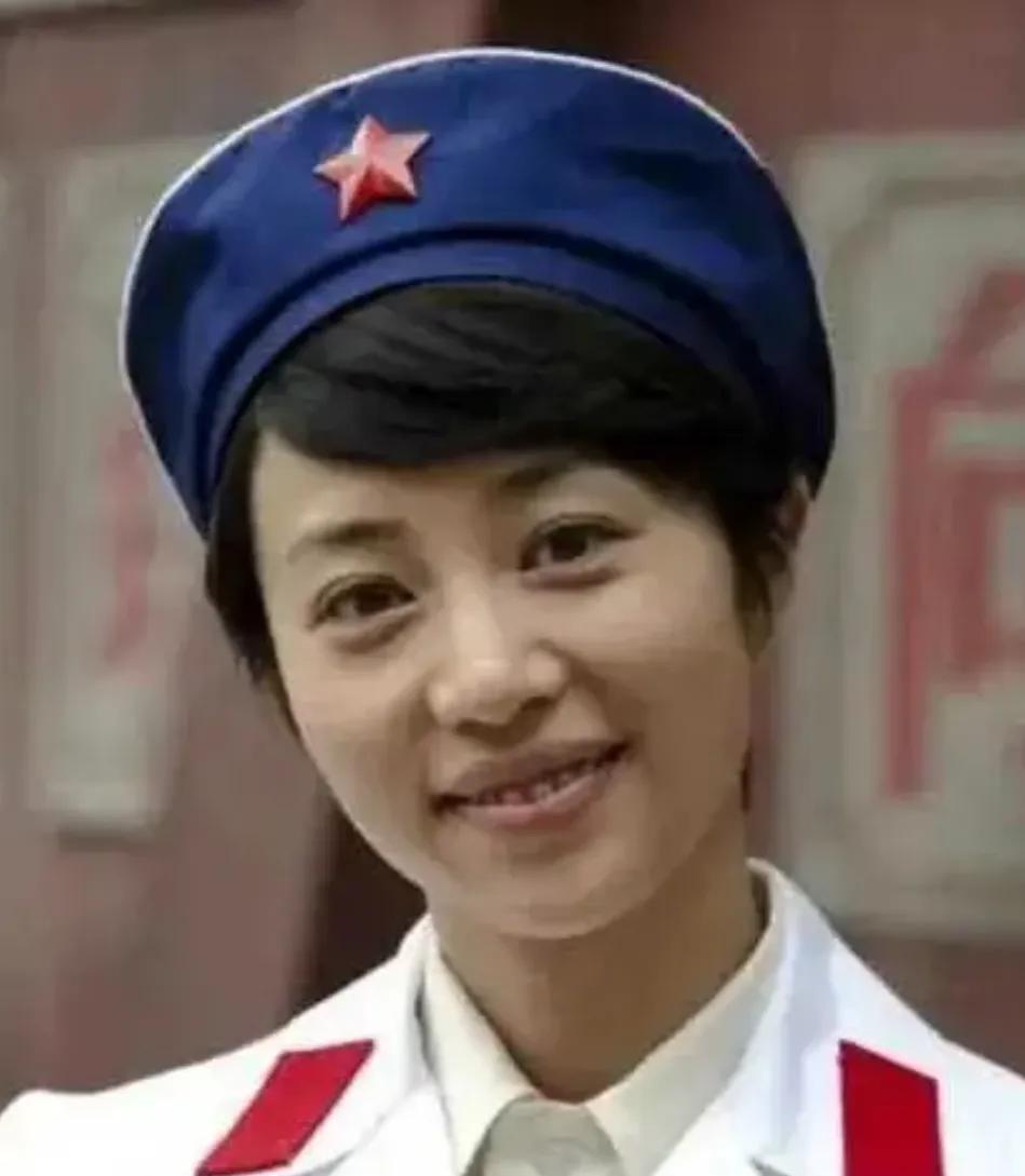 这个女演员到底是什么背景？
长得也不漂亮，演技也没觉得出彩在哪里？
父母爱情这部