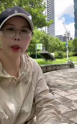 S妈肯定想不到，小玥儿一个举动就拆穿了她的谎言。
就在昨天，小杨阿姨直播称，小玥