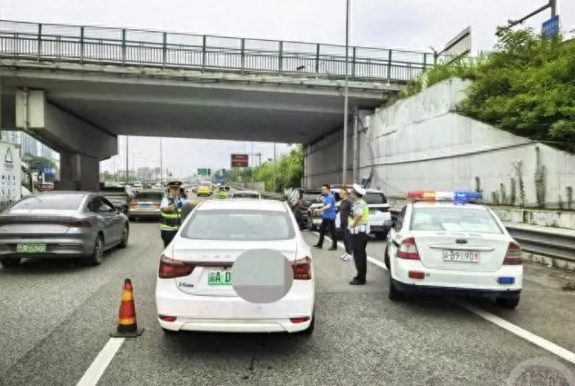 【网约车平台违规派单 联合执法“一案双罚”】

日前，在西环立交下道口，重庆交通