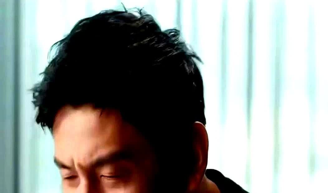 演员雷佳音说：“几年前在高铁上，突然张译给我发微信，说汤唯想加你微信，可不可以？