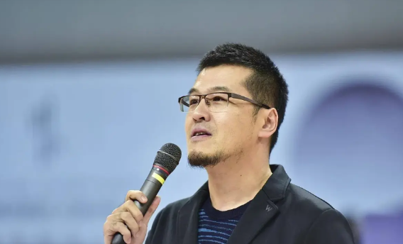 看不下去了！广东客场94110不敌广厦，听听篮球解说员如何评价:

1.于嘉--