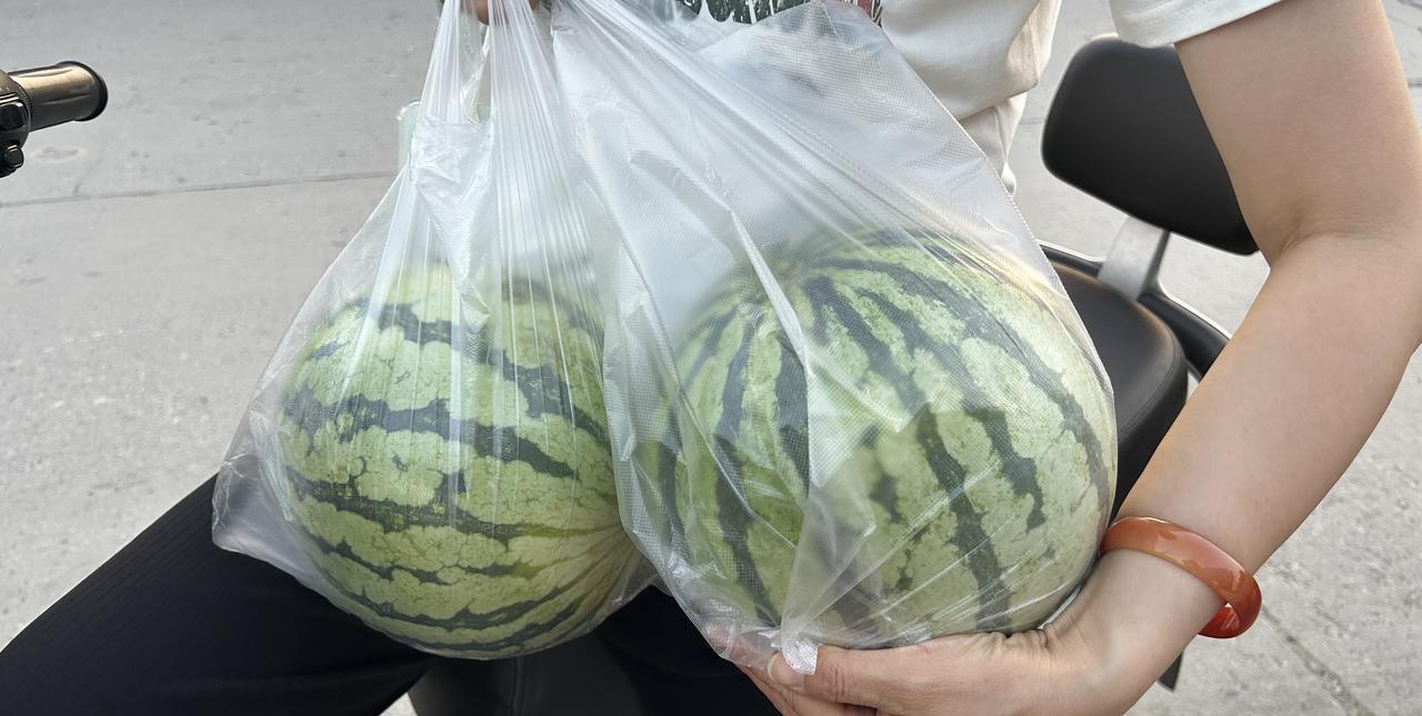 又到了吃西瓜自由的时间，刚买了两个麒麟瓜（有杂交不纯嫌疑），一共七块三毛钱，5毛