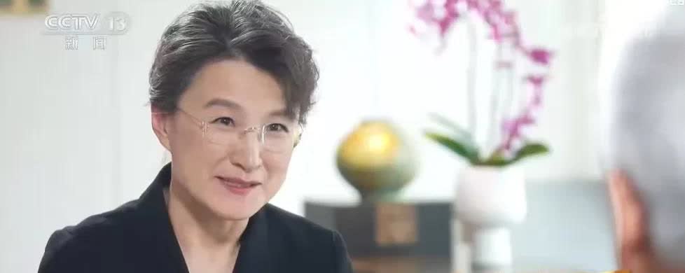 董倩采访黄仁勋，感觉她整个人变得洋气了。不是因为董倩采访科技大佬所以洋气，而是因