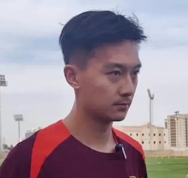 国足在迪拜集训
主力后卫蒋圣龙面对采访说了一句话实在话：

蒋圣龙说：客场其实是