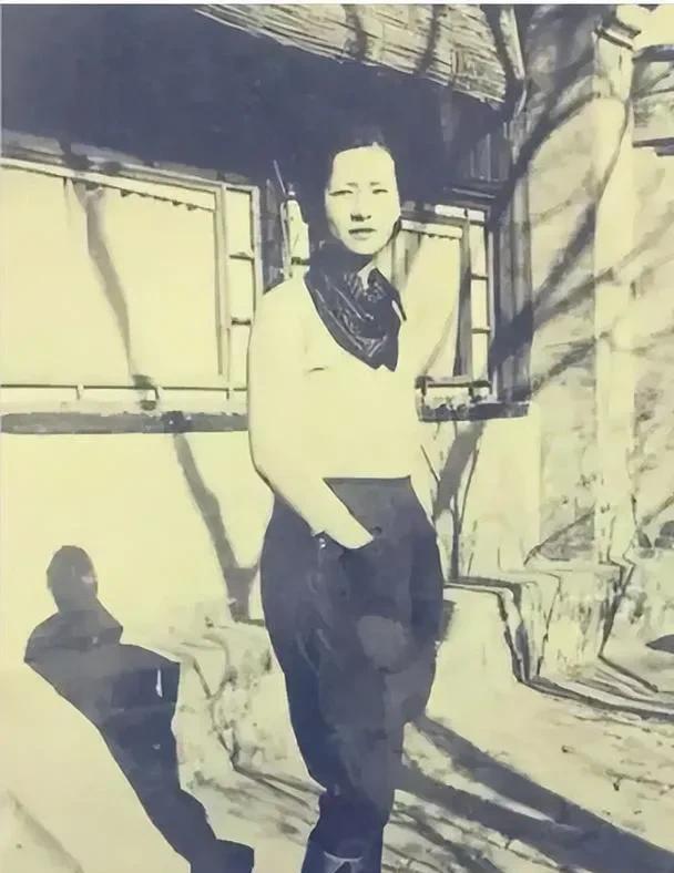 这是历史上真实的林徽因的老照片，这颜值、这气质，绝了！
照片中，林徽因双手插兜，