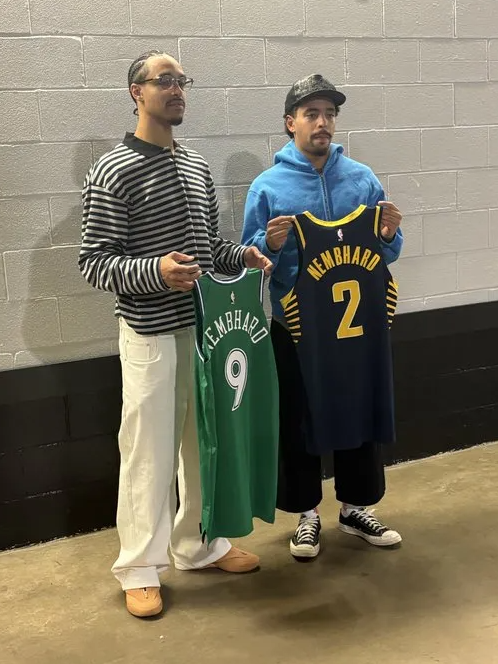 NBA常规赛，独行侠主场战胜步行者。
赛后，安德鲁-内姆布哈德与弟弟瑞安-内姆布