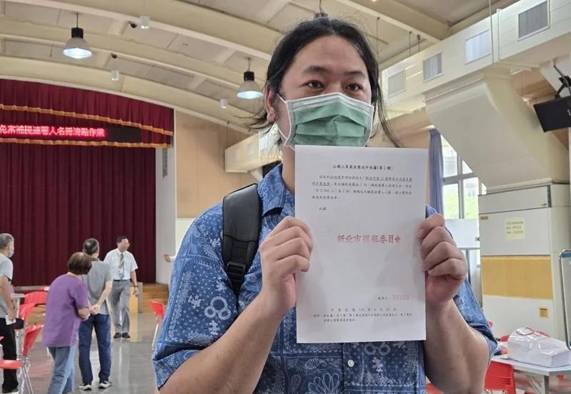 “拔罗波”团队补送2040份罢免连署书，警车护送。  这支由新北市议员陈乃瑜、陈
