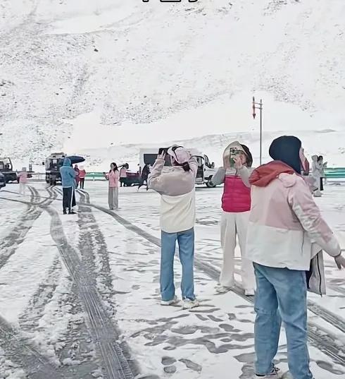 七月第一天在哈希勒根隧道穿短袖玩雪，这种感觉与众不同！
独库公路北段起初还是夏日