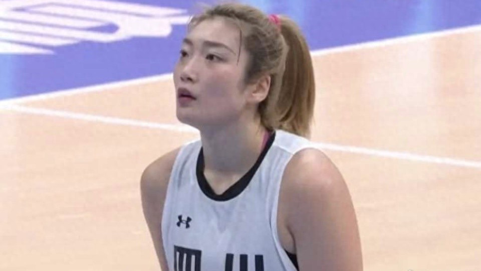 赢对手73分！李梦25+4+3让宫鲁鸣难堪，球迷始终不释然！