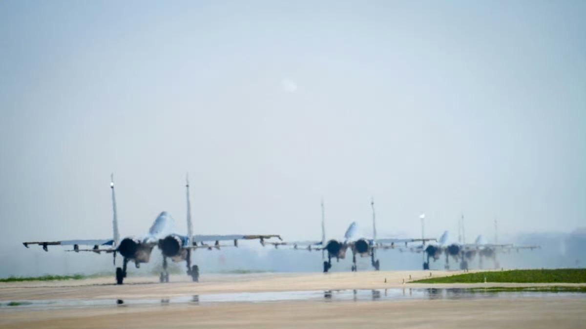【直击东部战区练兵备战现场：空战对抗训练 淬炼胜战利刃】近日，东部战区空军某部开