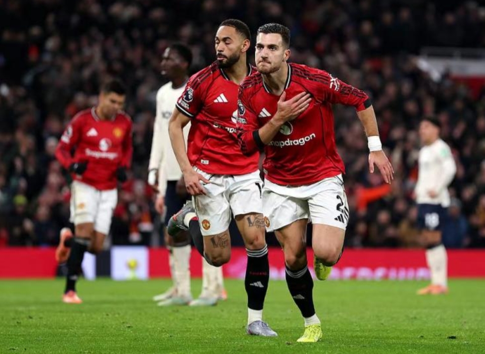 曼联近5轮仅取1胜
北京时间5日凌晨，本轮英超最后一场比赛在老特拉福德球场结束，