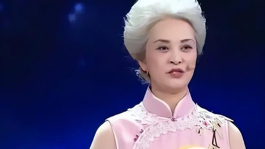 她经历两次瘫痪，丈夫离弃后白发苍苍，64岁惊艳成为央视模特！