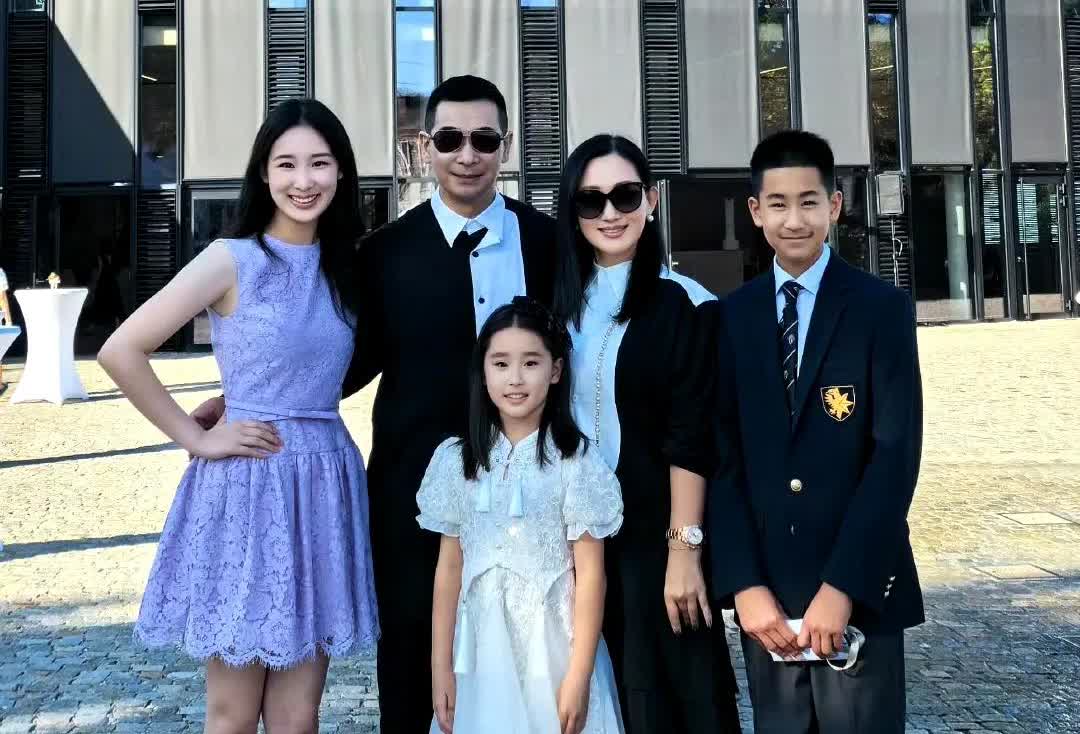 赵文卓的大女儿赵子仪今年夏天在瑞士顶级私立高中萝实学院（Institut Le 