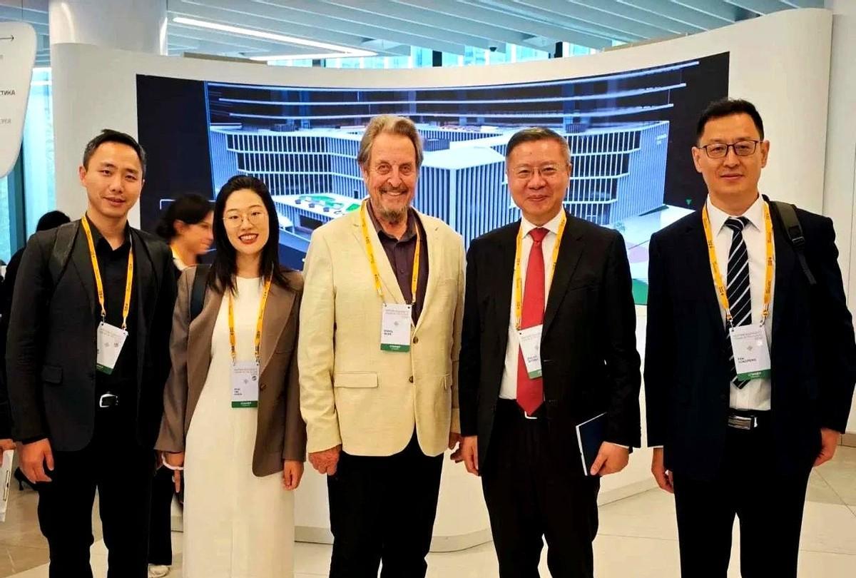 张维为教授这次去莫斯科参加论坛遇见了一人。
遇见的是谁呢？
遇见的是马斯克的老爸