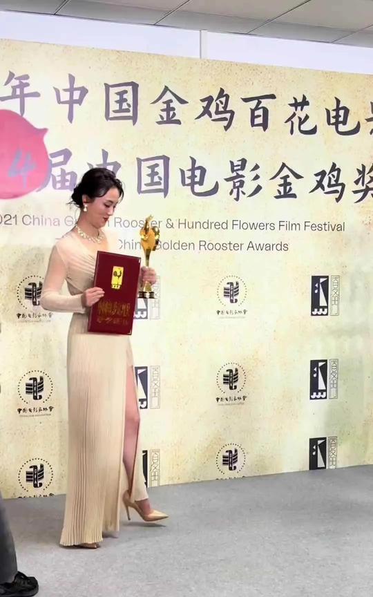 惊闻朱媛媛离世，满心都是不敢置信。回想起她在金鸡奖领奖时，笑容灿烂，风采依旧 ，