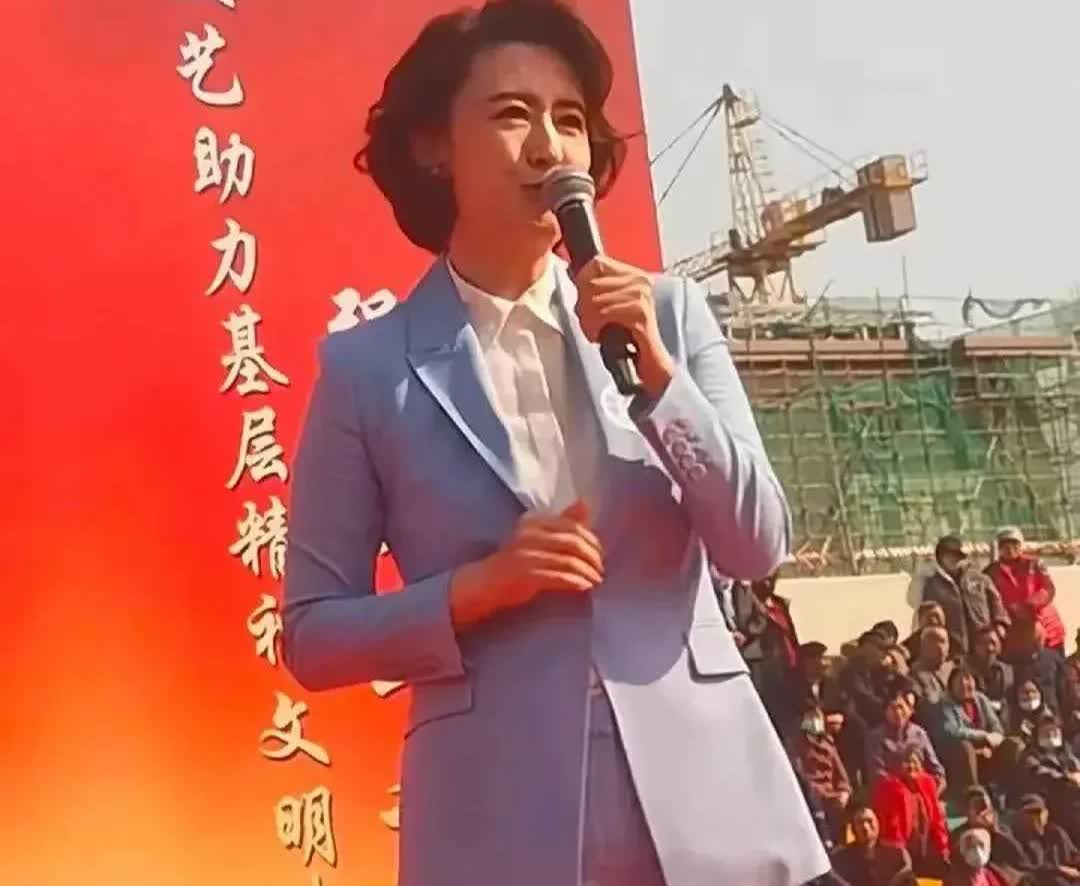 张蕾被批裤子太紧不雅，本人怒怼！

央视好脾气的女主持人张蕾最近怒了，

