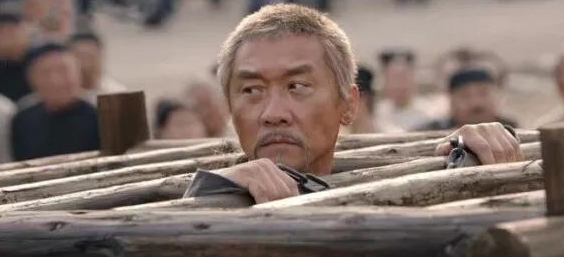 康熙在黄河边遇到一个可怜的乞丐，赏了他一张烧饼。不料，乞丐却丢到一边，还口出狂言