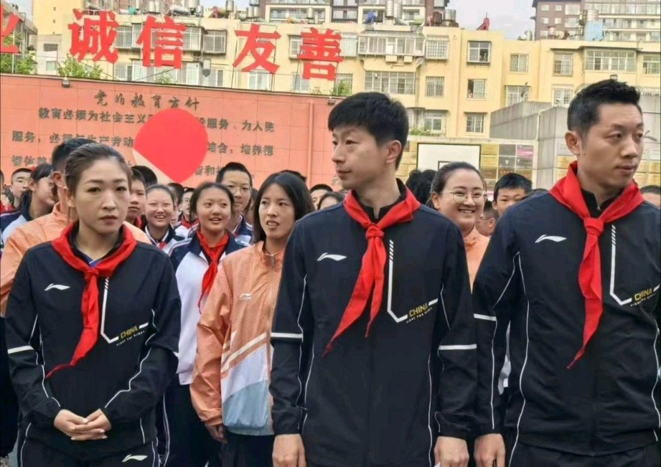 国乒“龙蟒组合”在昆明校园活动上演花式炫技！马龙、许昕这对老搭档表演时默契十足，