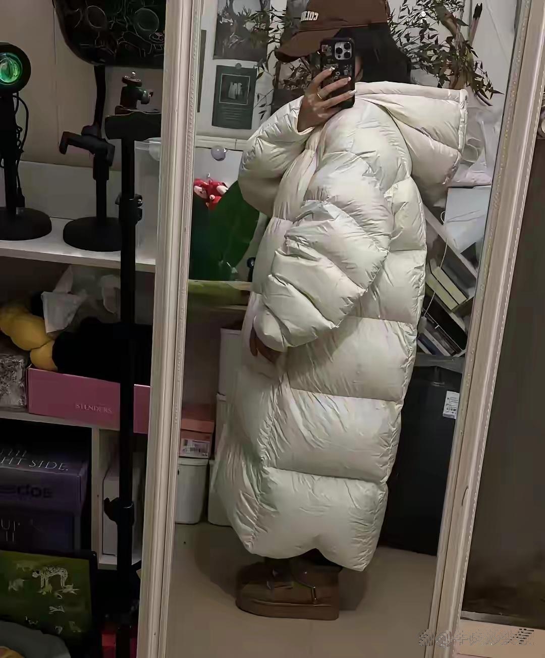 家人们，前两天我花一千多买了这件羽绒服，现在越瞅它越不顺眼。我身高才 1 米 5