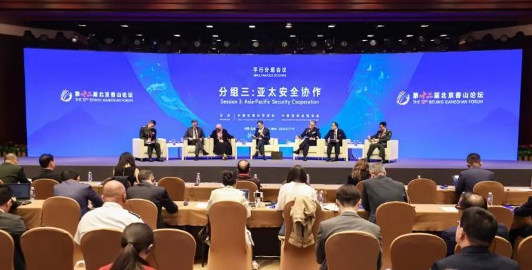 中国没有“盟友”！
9月18日北京香山论坛，马来西亚军事专家居然当众帮中国说话，