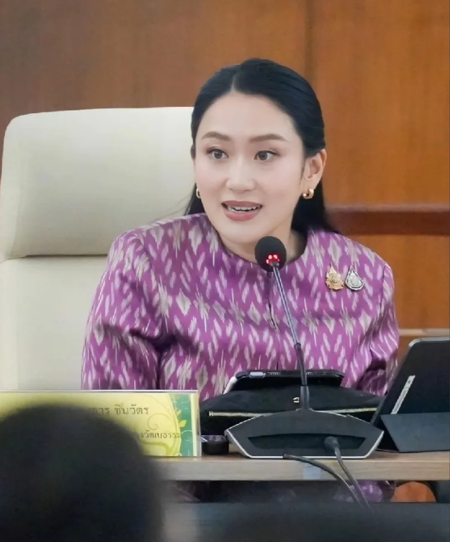 佩通坦才是赢家！
为什么会这么说？因为她刚刚卸任总理没几天，便迅速转任文化部部长