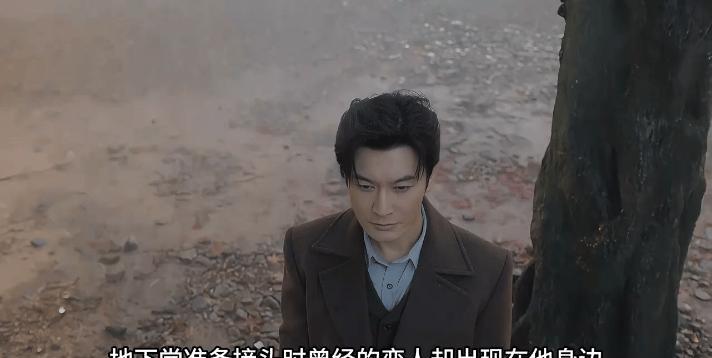 《潜渊》的世界里暗潮涌动，危机仿若形影不离。主角们怀揣着炽热的红色信仰，在荆棘丛